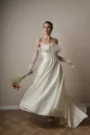 Beyaz Geometrik Katlamalı Straplez Nikah Elbisesi