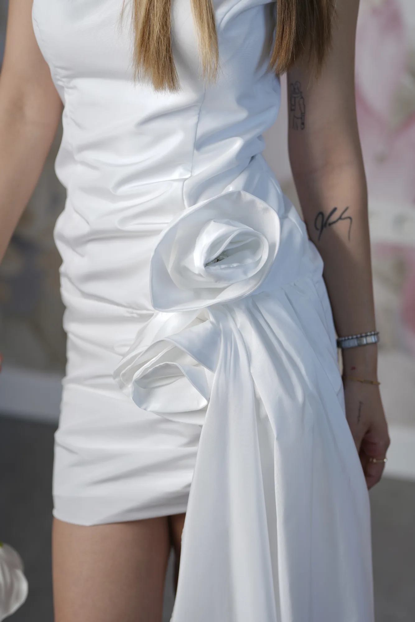 Beyaz Saten Drape ve Kuyruk Detaylı, Mini Nikah ve After Party Elbisesi — 3. görünüm