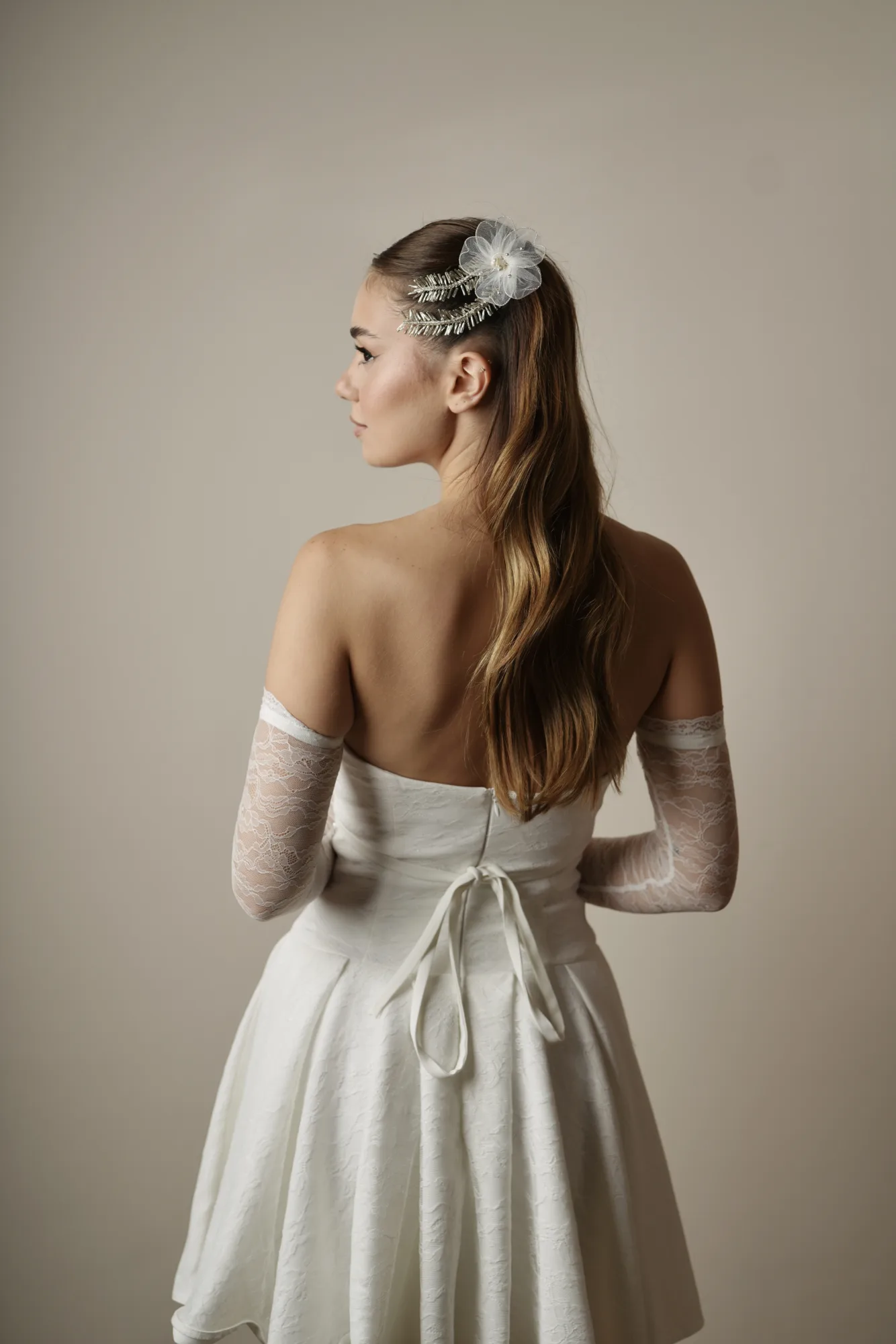 Beyaz Kalp Yaka Dantel Detaylı Mini Nikah ve After-Party Elbisesi — 4. görünüm