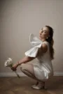 Beyaz Tek Omuz Dev Fiyonklu, Modern Mini Nikah Elbisesi — 2. görünüm