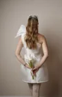 Beyaz Tek Omuz Dev Fiyonklu, Modern Mini Nikah Elbisesi — 3. görünüm